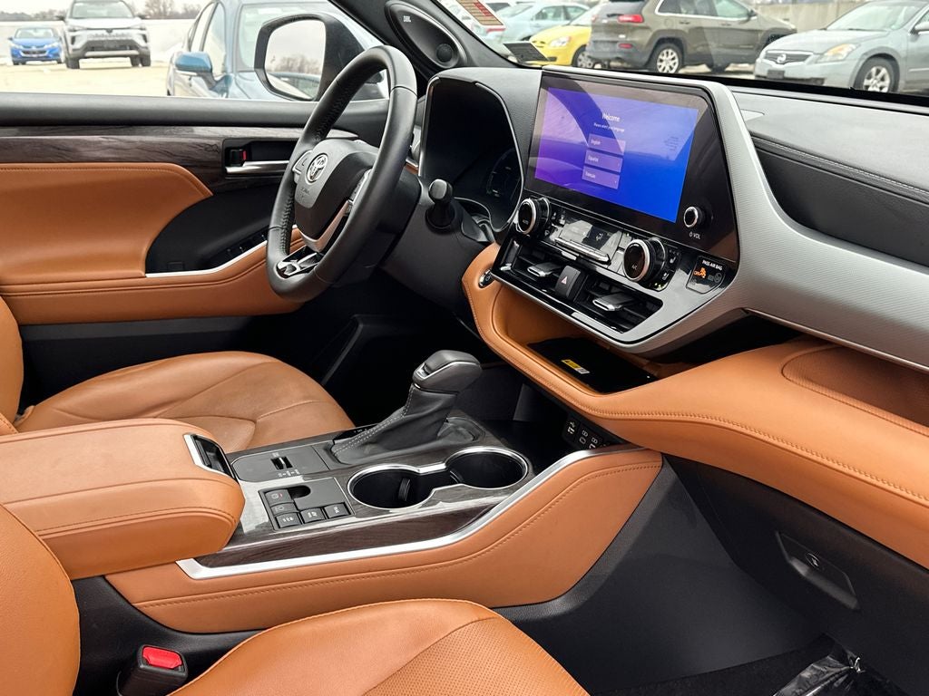 2023 Toyota Highlander Hybrid Platinum