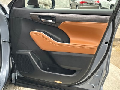 2023 Toyota Highlander Hybrid Platinum