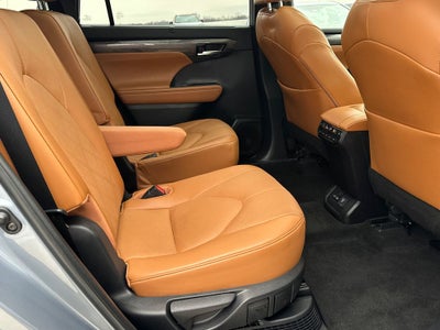 2023 Toyota Highlander Hybrid Platinum