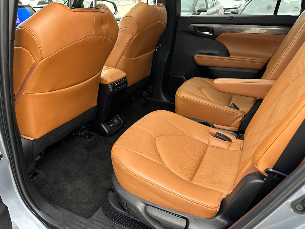 2023 Toyota Highlander Hybrid Platinum