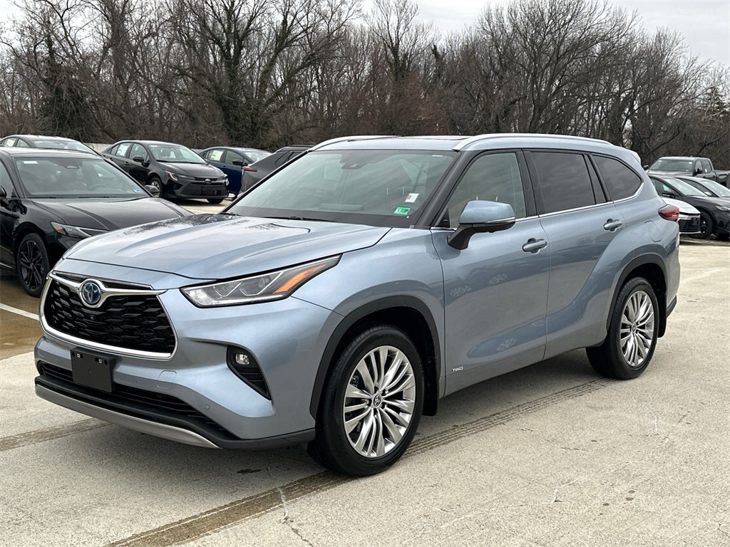 2023 Toyota Highlander Hybrid Platinum