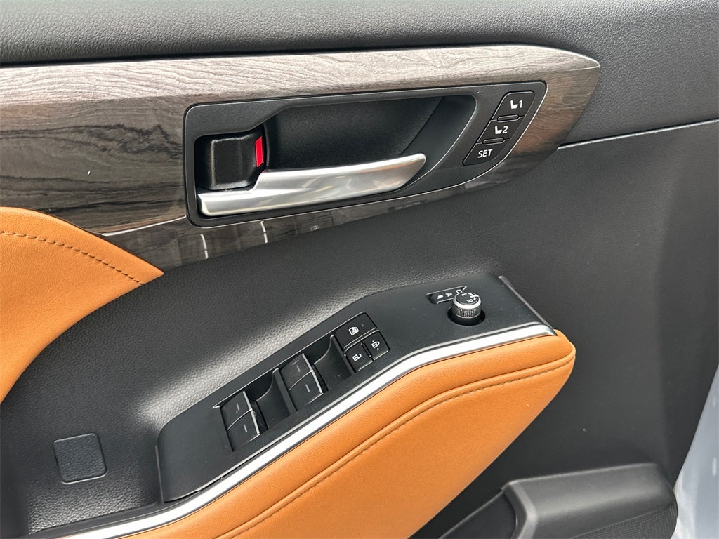 2023 Toyota Highlander Hybrid Platinum