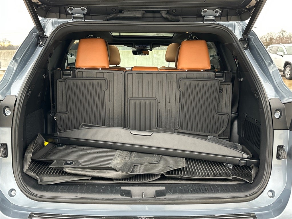 2023 Toyota Highlander Hybrid Platinum