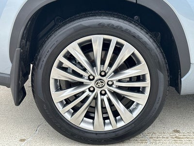 2023 Toyota Highlander Hybrid Platinum