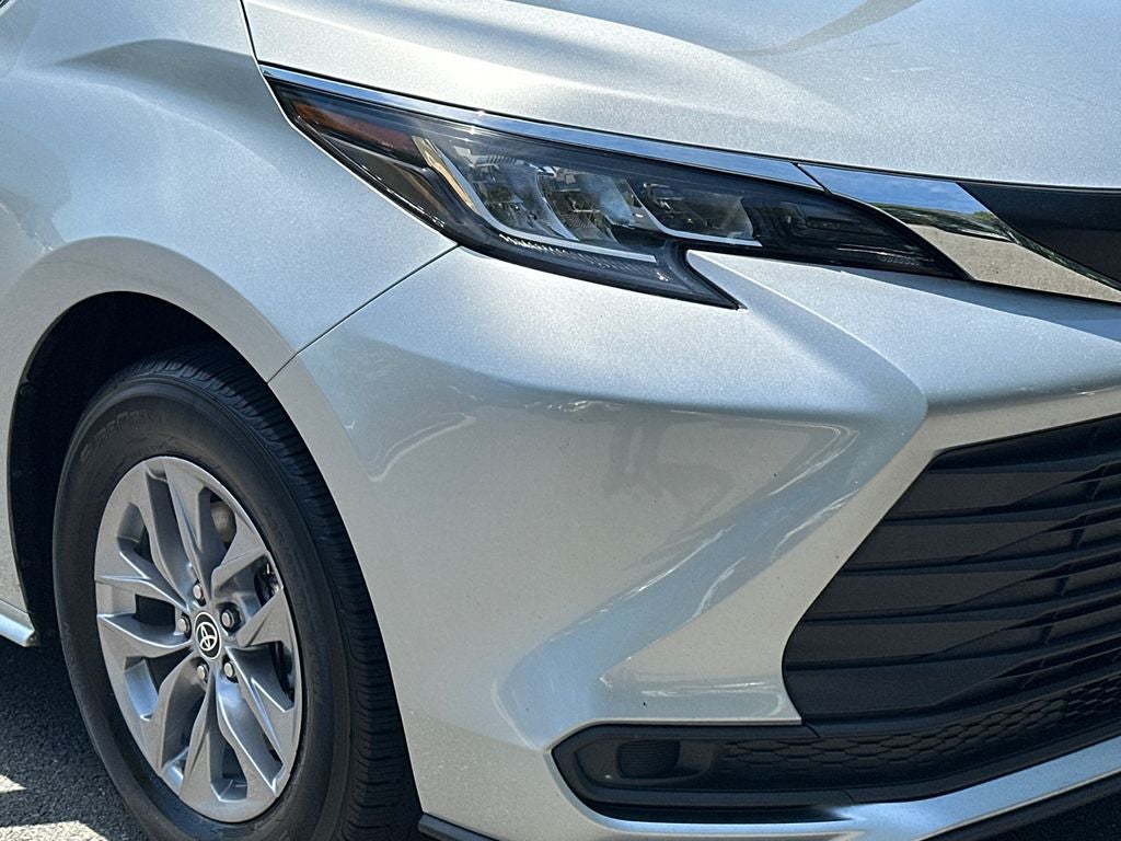 2023 Toyota Sienna LE 8 Passenger
