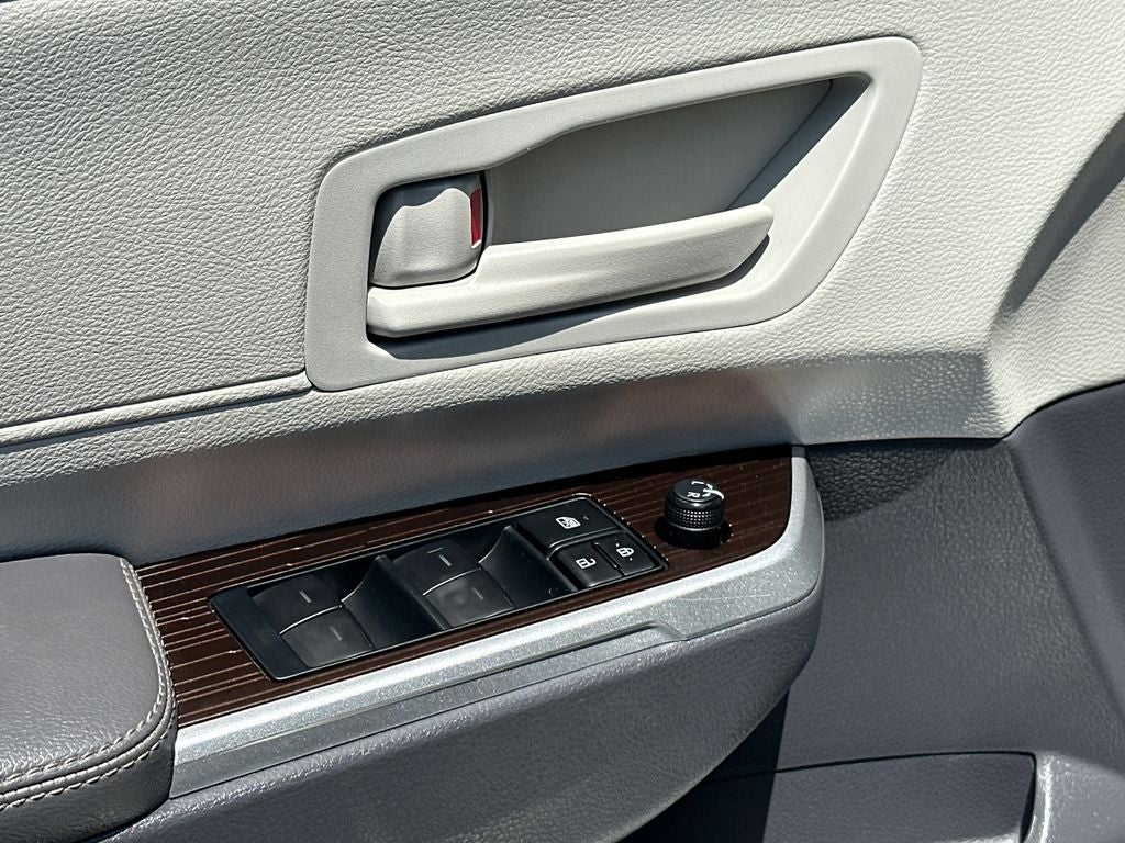 2023 Toyota Sienna LE 8 Passenger
