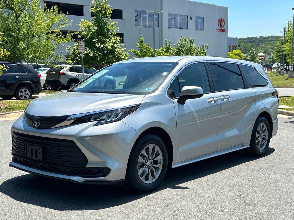 2023 Toyota Sienna LE 8 Passenger