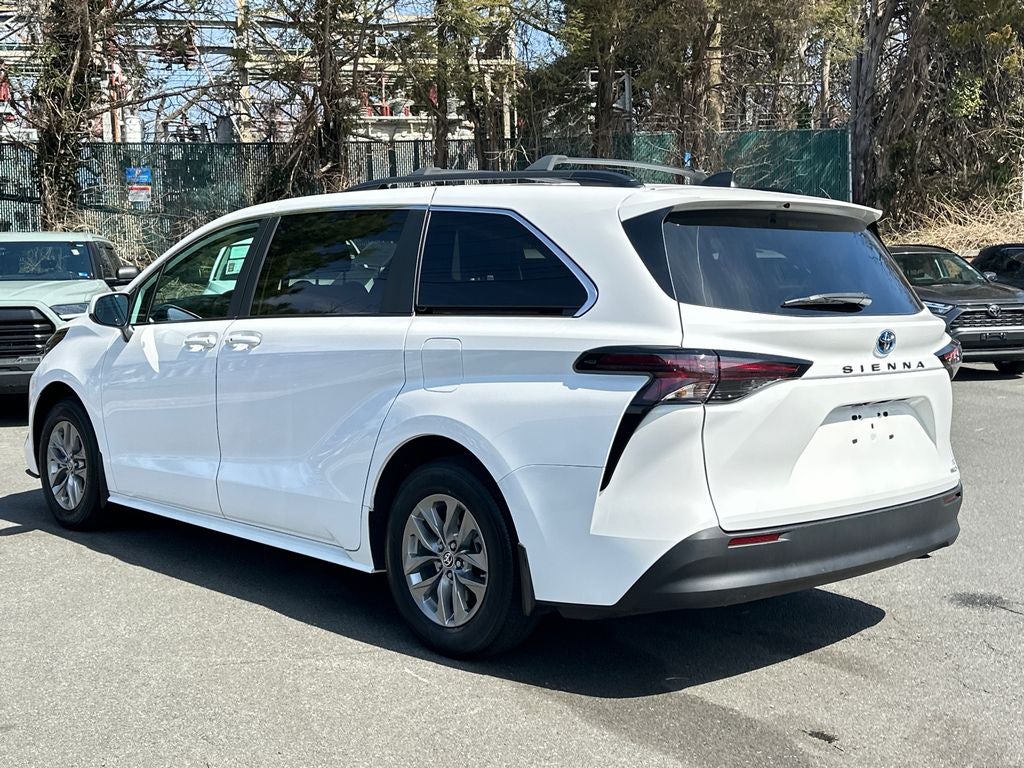 2023 Toyota Sienna LE 8 Passenger
