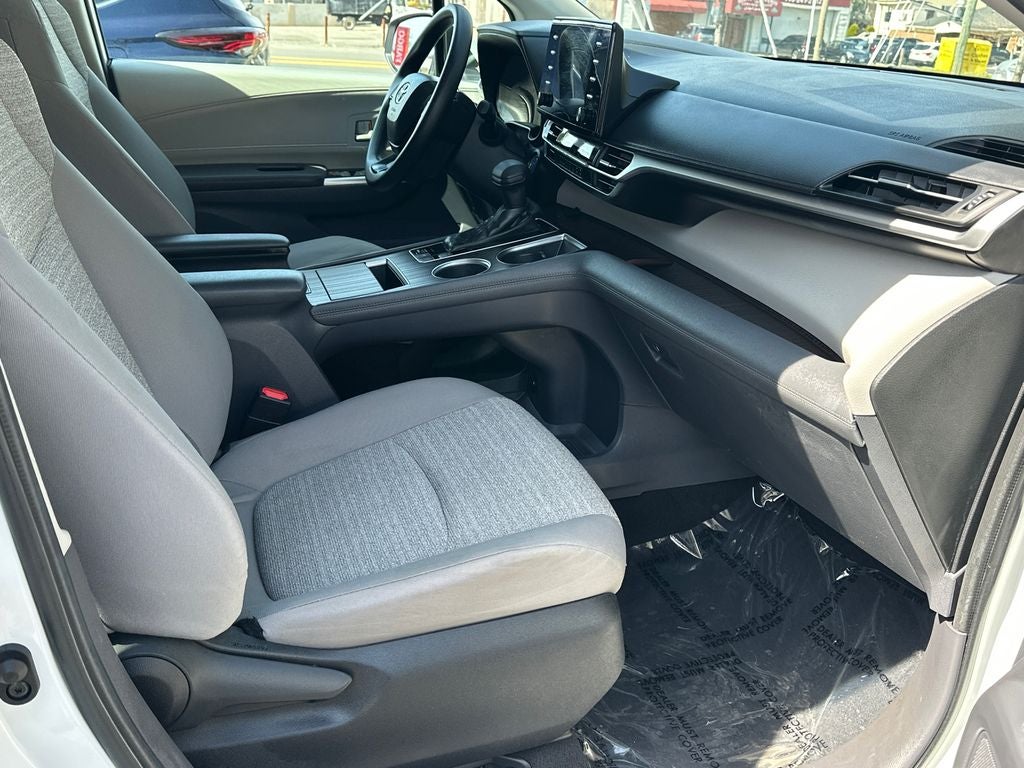 2023 Toyota Sienna LE 8 Passenger