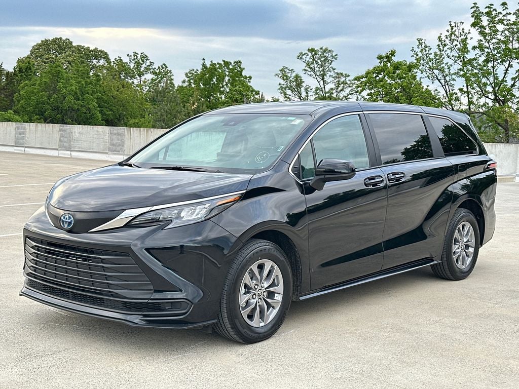 2025 Toyota Sienna LE 8 Passenger