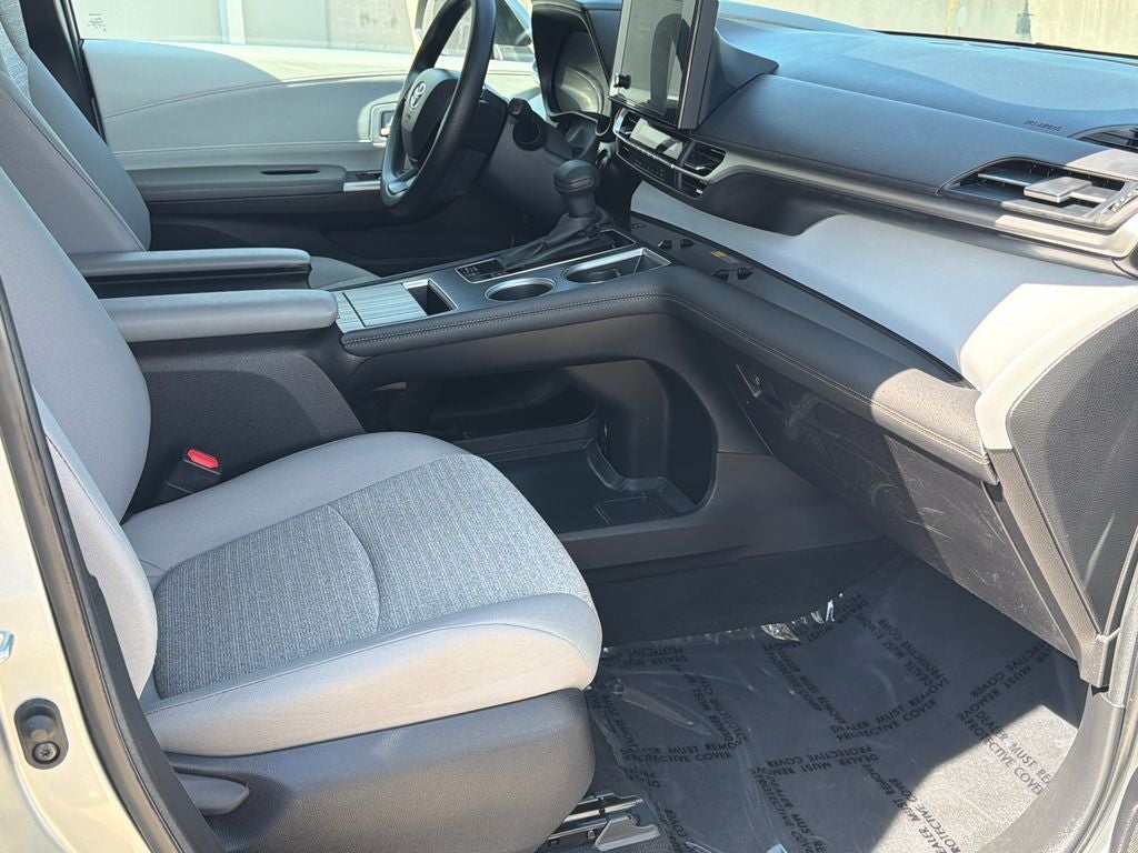 2025 Toyota Sienna LE 8 Passenger