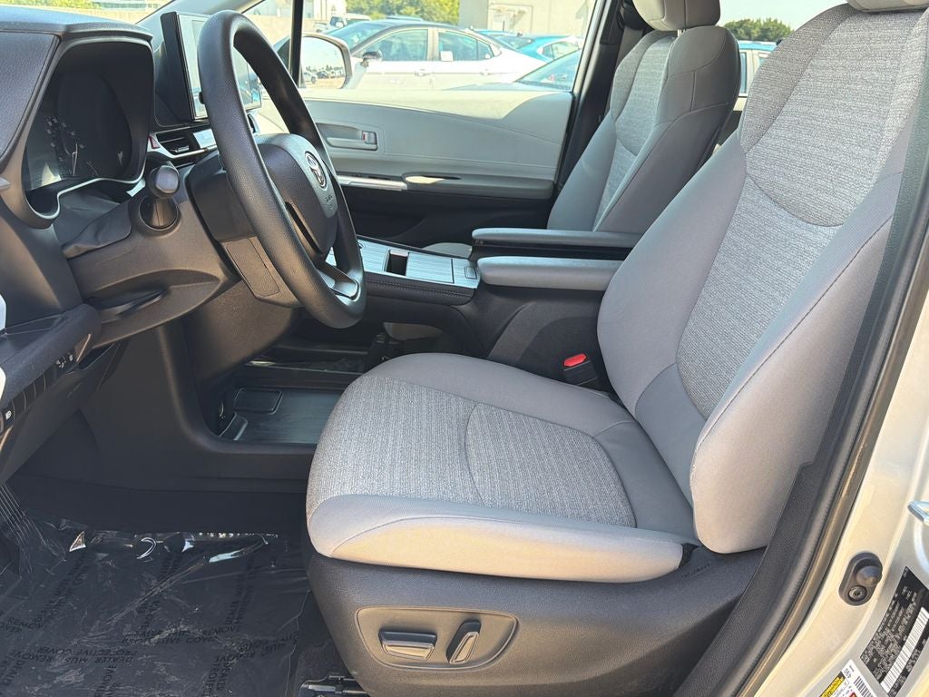 2025 Toyota Sienna LE 8 Passenger