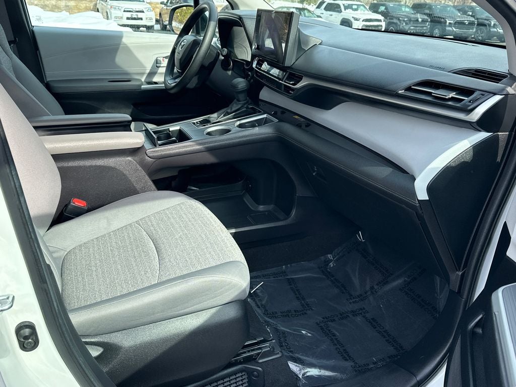 2025 Toyota Sienna LE 8 Passenger